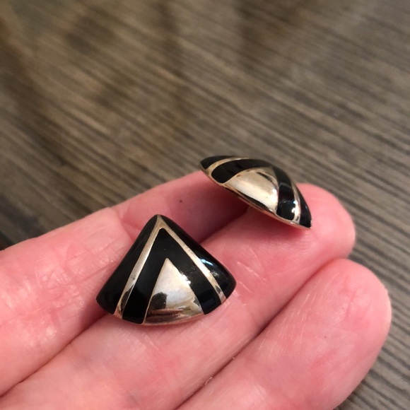 Vintage AVON Triangle Black Enamel Earrings Goldtone 1984 - Picture 5 of 13